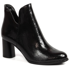 Lackierte Damenstiefel an einem schwarzen warmen Jezzi-Pfosten