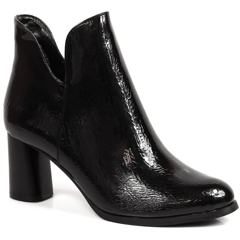 Lackierte Damenstiefel an einem schwarzen warmen Jezzi-Pfosten