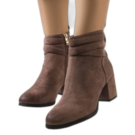 PA1 Braune Stiefeletten auf dem Fletcher-Pfosten