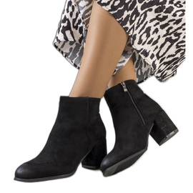 Schwarze Stiefeletten am Silas-Pfosten