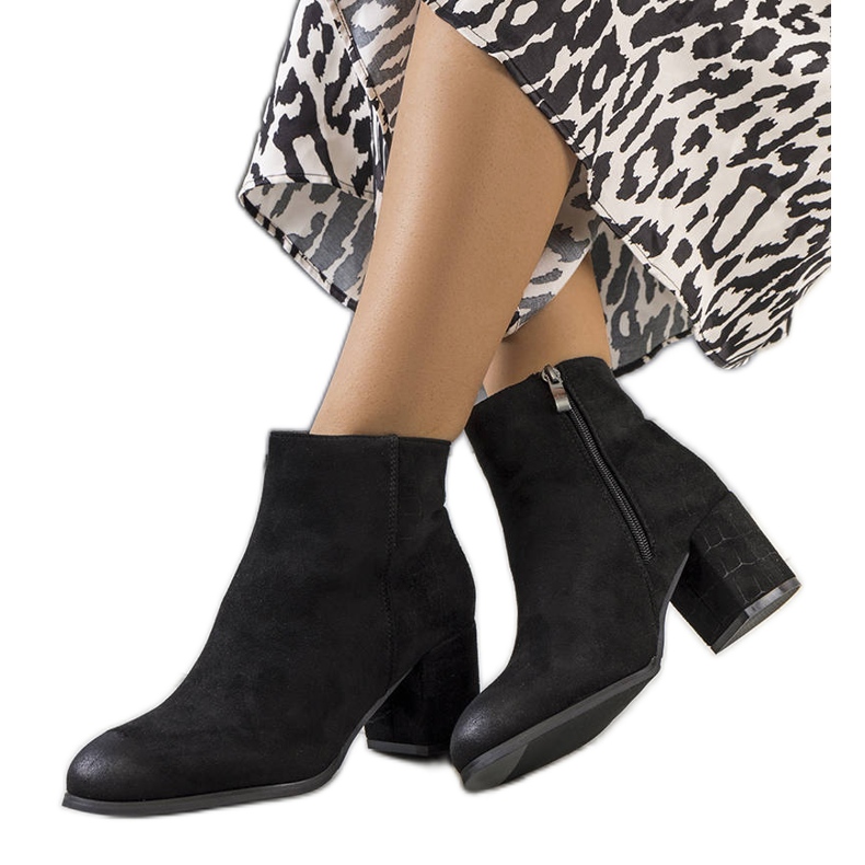 Schwarze Stiefeletten am Silas-Pfosten