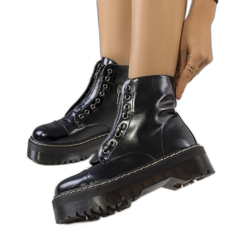 PA1 Schwarze Stiefel auf der Kenti-Plattform