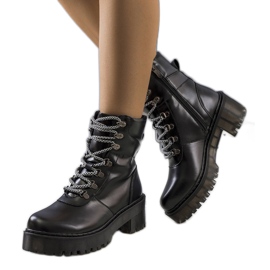 Schwarze Stiefel mit dekorativer Hildel-Bindung