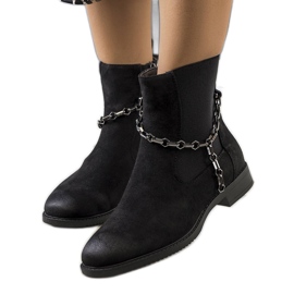 Schwarze Stiefel mit Lesme-Kette