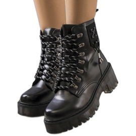 Schwarze Stiefel mit dekorativer Laverda-Bindung