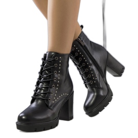 PA1 Schwarze Stiefel auf dem Porrena-Pfosten