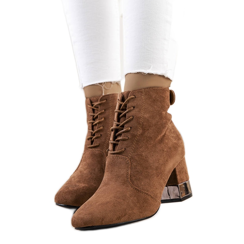 BM Braune Stiefel auf dem Verano-Pfosten