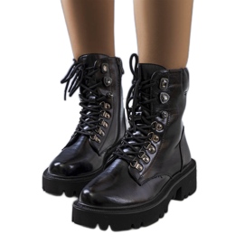 PA1 Schwarze Stiefel auf einer Traktorsohle Delle