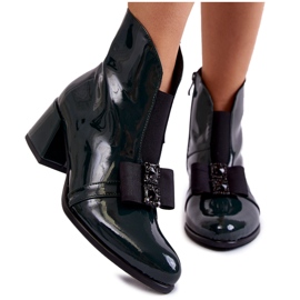 PA2 Lackierte Stiefel auf hohen Absätzen mit einer dekorativen grünen Hallie-Schleife