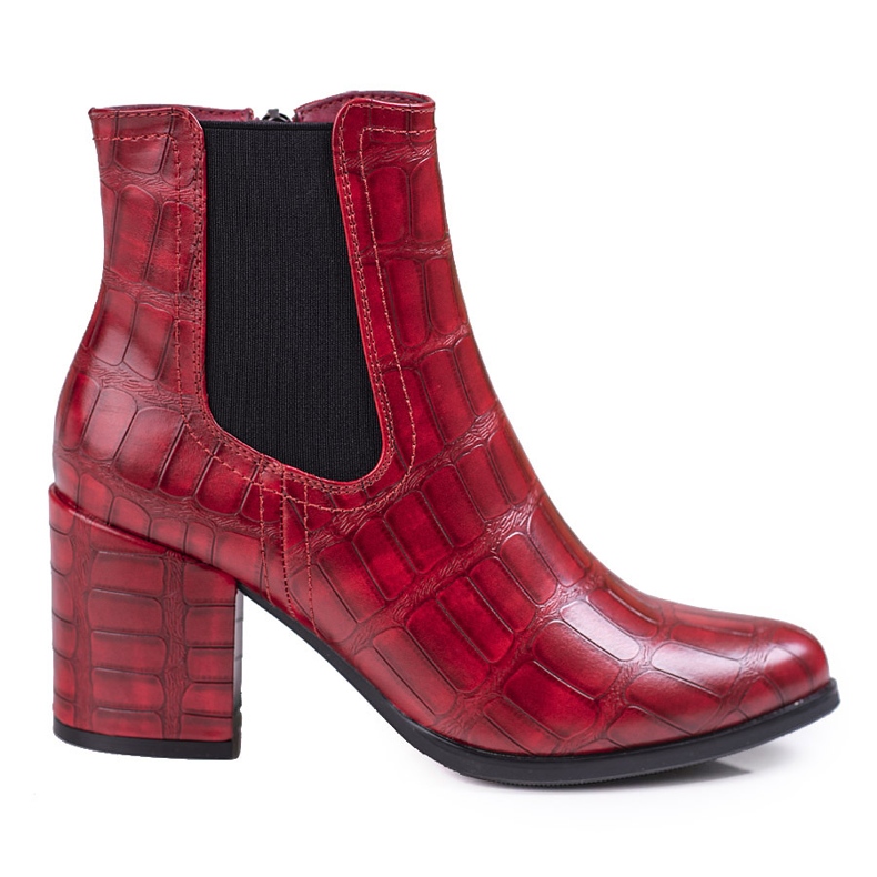 Rote Jodhpur-Stiefel am Shelovet-Pfosten mit Muster