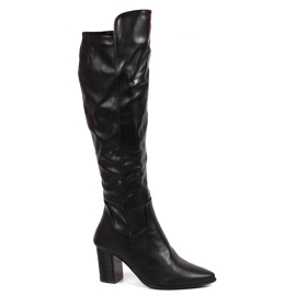 Schwarze warme Damenstiefel von Filippo an einem dekorativen Pfosten