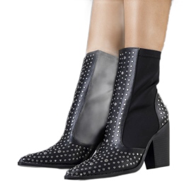 PA1 Schwarze Stiefel mit Orazi-Nieten verziert