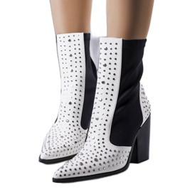 Weiße Stiefel mit Orazi-Nieten verziert