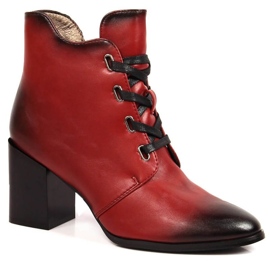 Daily Power Stiefel auf dem Pfosten isoliert M.Daszyński W SAN10B rot