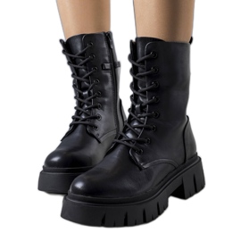 BM Schwarze Stiefel auf einer massiven Darius-Sohle