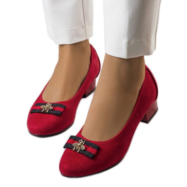 Rote Pumps mit Vijver-Fliege