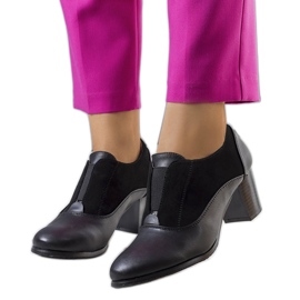 BM Schwarze Schnürschuhe am Corder-Pfosten