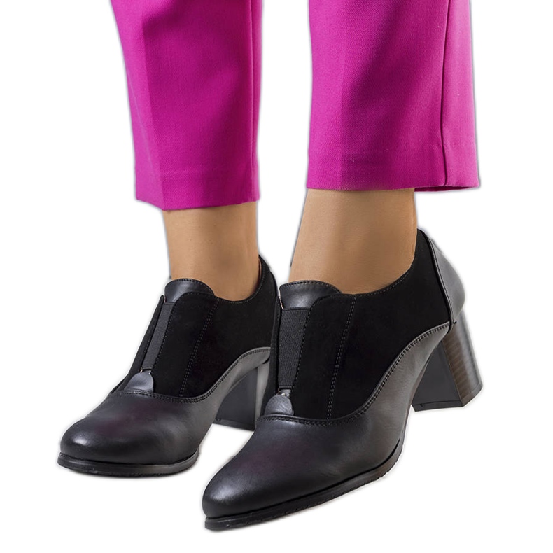 BM Schwarze Schnürschuhe am Corder-Pfosten