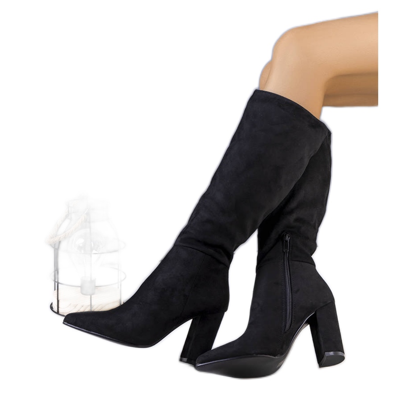 BM Schwarze, isolierte Stiefel am Narcis-Pfosten