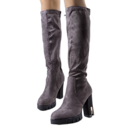 BM Graue warme Stiefel auf dem Clorin-Posten