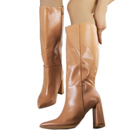 Beige Stiefel auf dem Adair-Posten
