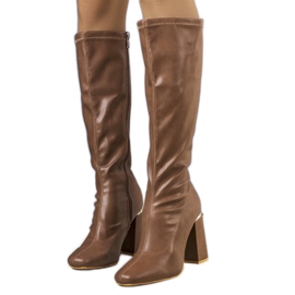 Braune Stiefel auf dem Sarabi-Posten