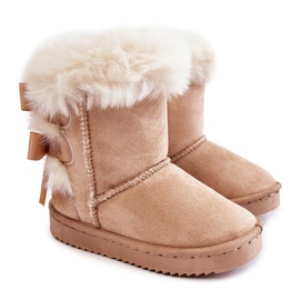 Mädchen isolierte Schneestiefel mit hellen Bettlerbögen beige