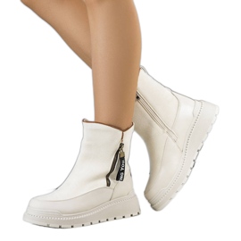 BM Beige isolierte Stiefel auf der Niklas-Plattform