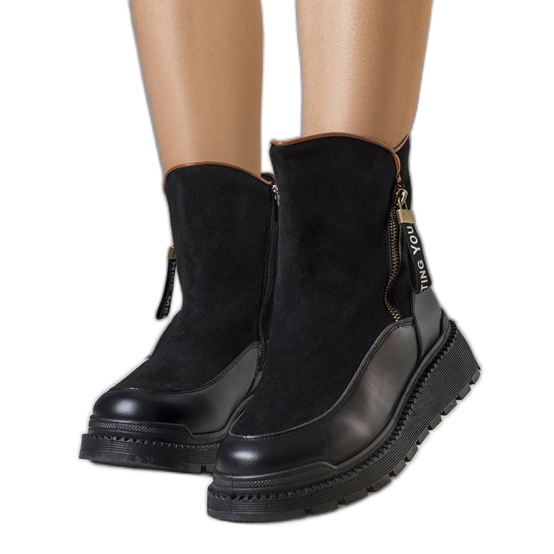 Schwarze isolierte Stiefel auf der Niklas-Plattform