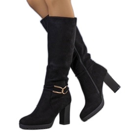 Schwarze, isolierte Stiefel am Dardo-Pfosten