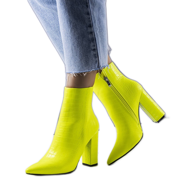 Gelbe Neon-Stiefeletten am Confi-Post