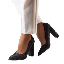 PA1 Schwarze Pumps am Theiss-Pfosten