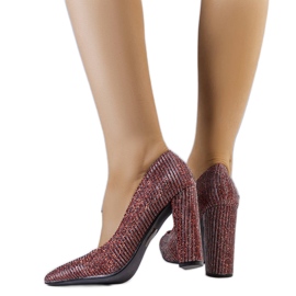 Rote Pumps an der Theiss-Säule