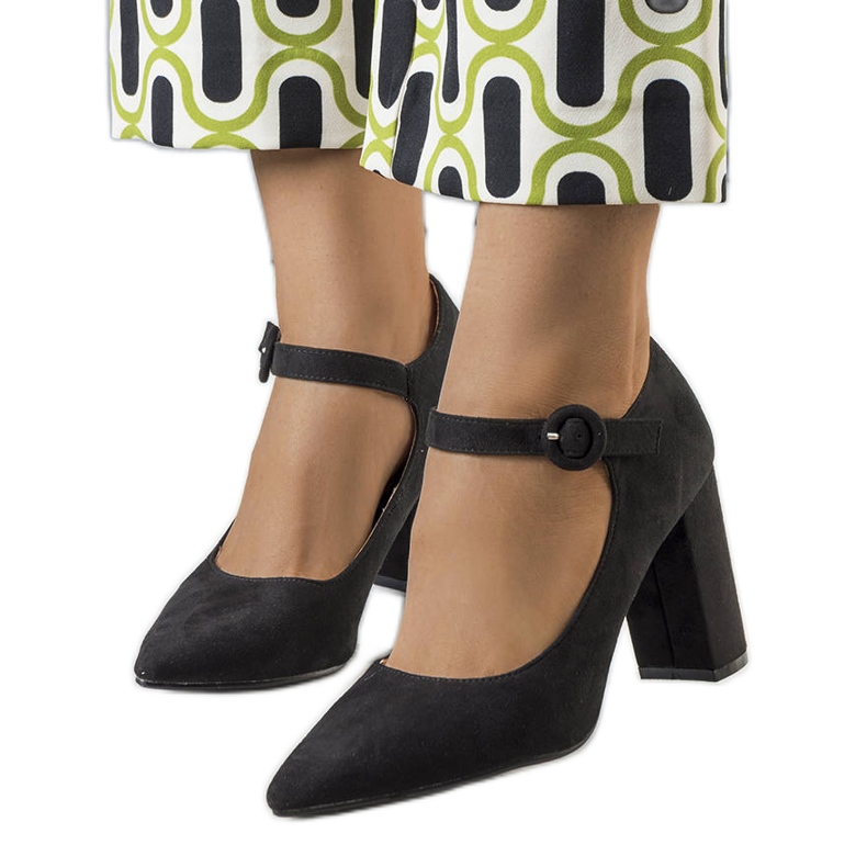 Schwarze Pumps an der Keller Post