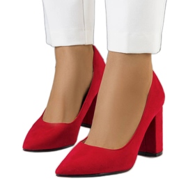 PA1 Rote Pumps am Melvil-Pfosten