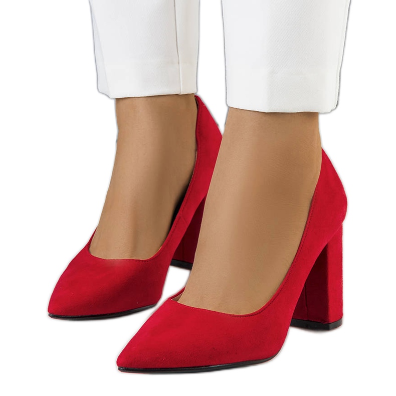 PA1 Rote Pumps am Melvil-Pfosten