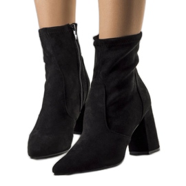 PA1 Schwarze Stiefeletten auf dem Kensley-Pfosten