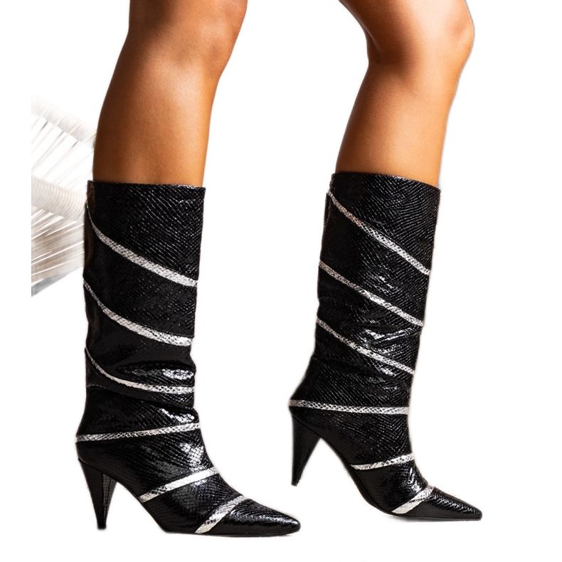 Schwarz-silberne isolierte Nevzo-Stiefel