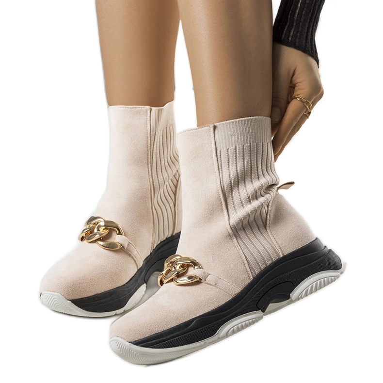 Beige isolierte Stiefel mit Ulster-Kette