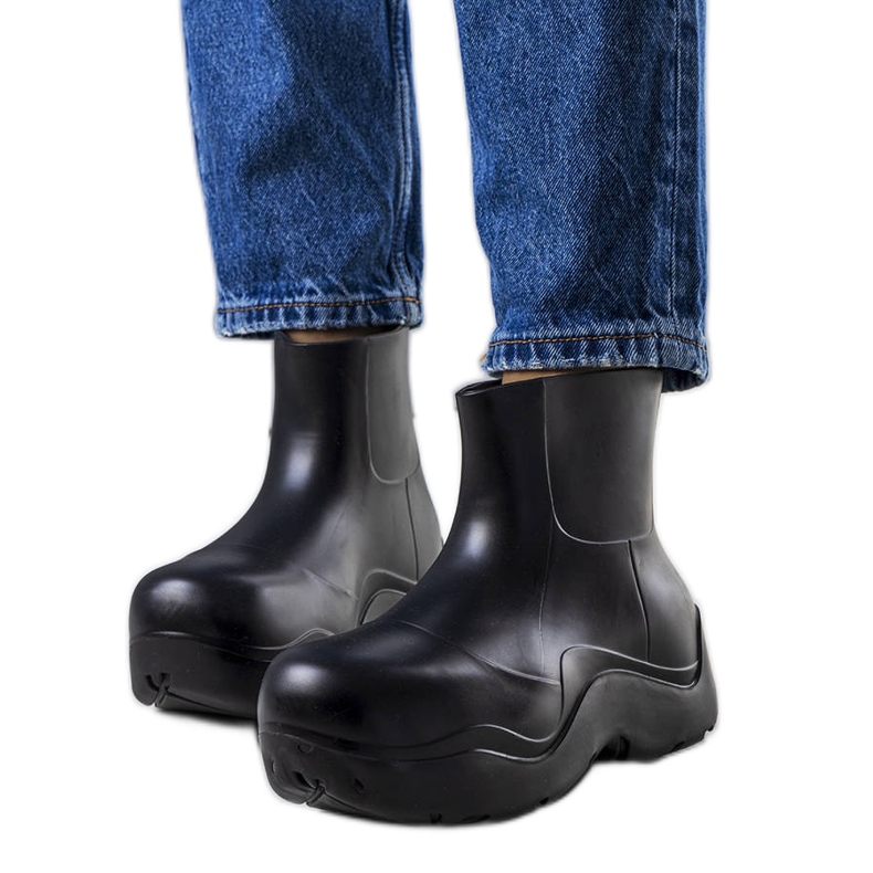 Schwarze Gummistiefel auf hoher Frolo-Sohle