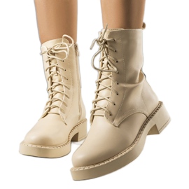 Beige isolierte Stiefel von Ildar
