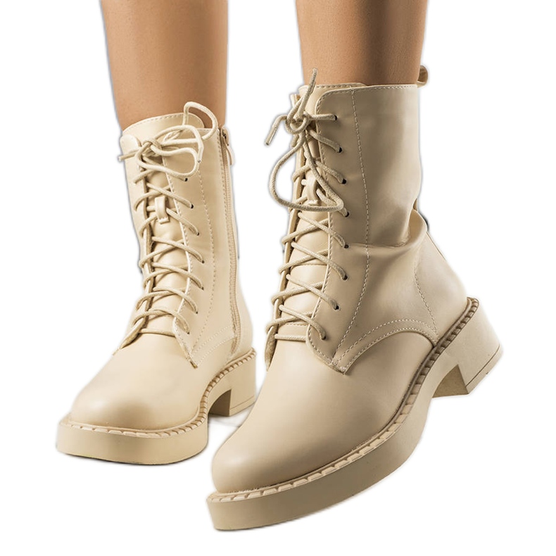 Beige isolierte Stiefel von Ildar