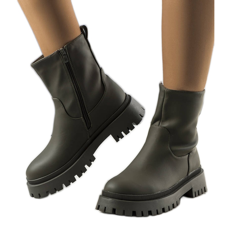 Basilgrüne isolierte Stiefel