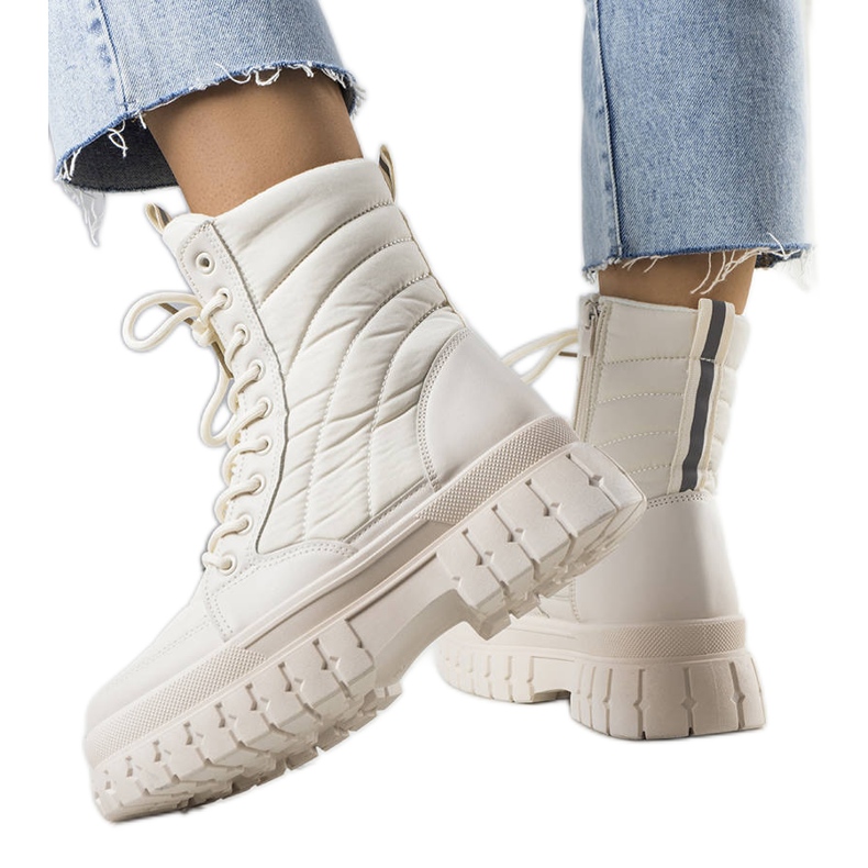 Arinna beige isolierte Schneestiefel