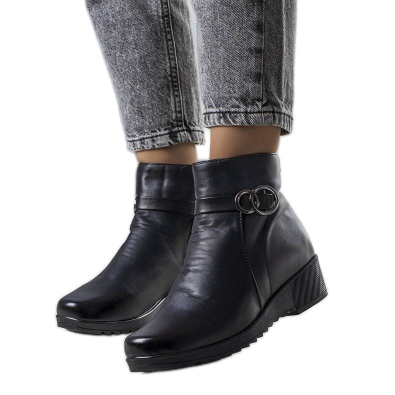 PA1 Schwarze isolierte Stiefel mit Keilabsatz von Yarela