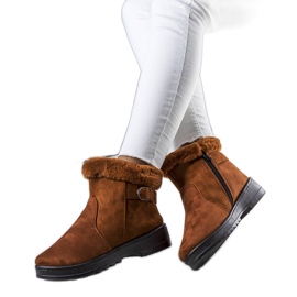 Kamelfarbene, isolierte Schneestiefel mit Julius-Pelz braun