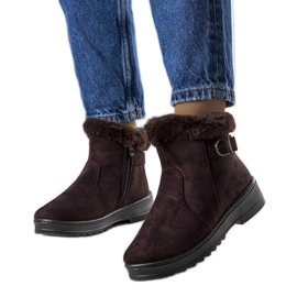 Julius braune, isolierte Schneestiefel mit Fell