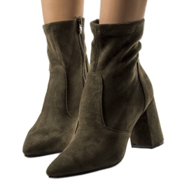 Grüne Stiefeletten am Kensley-Pfosten