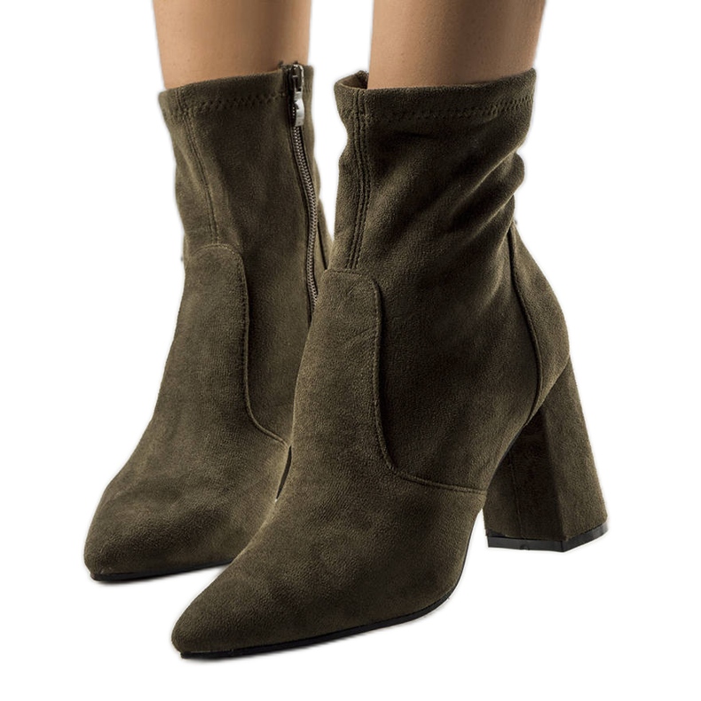 Grüne Stiefeletten am Kensley-Pfosten