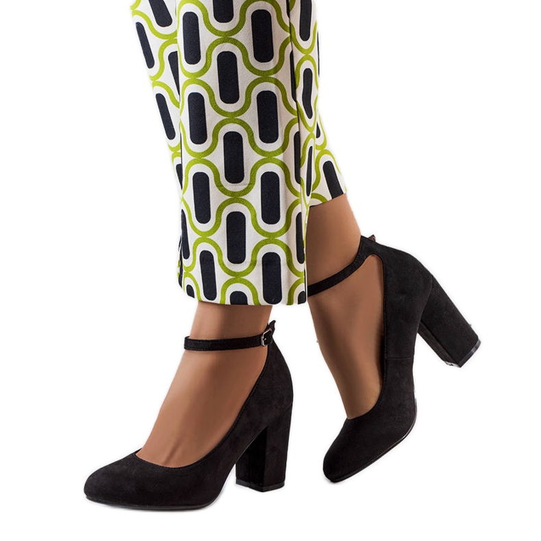 PA1 Schwarze Pumps mit Gürtel von Norrie